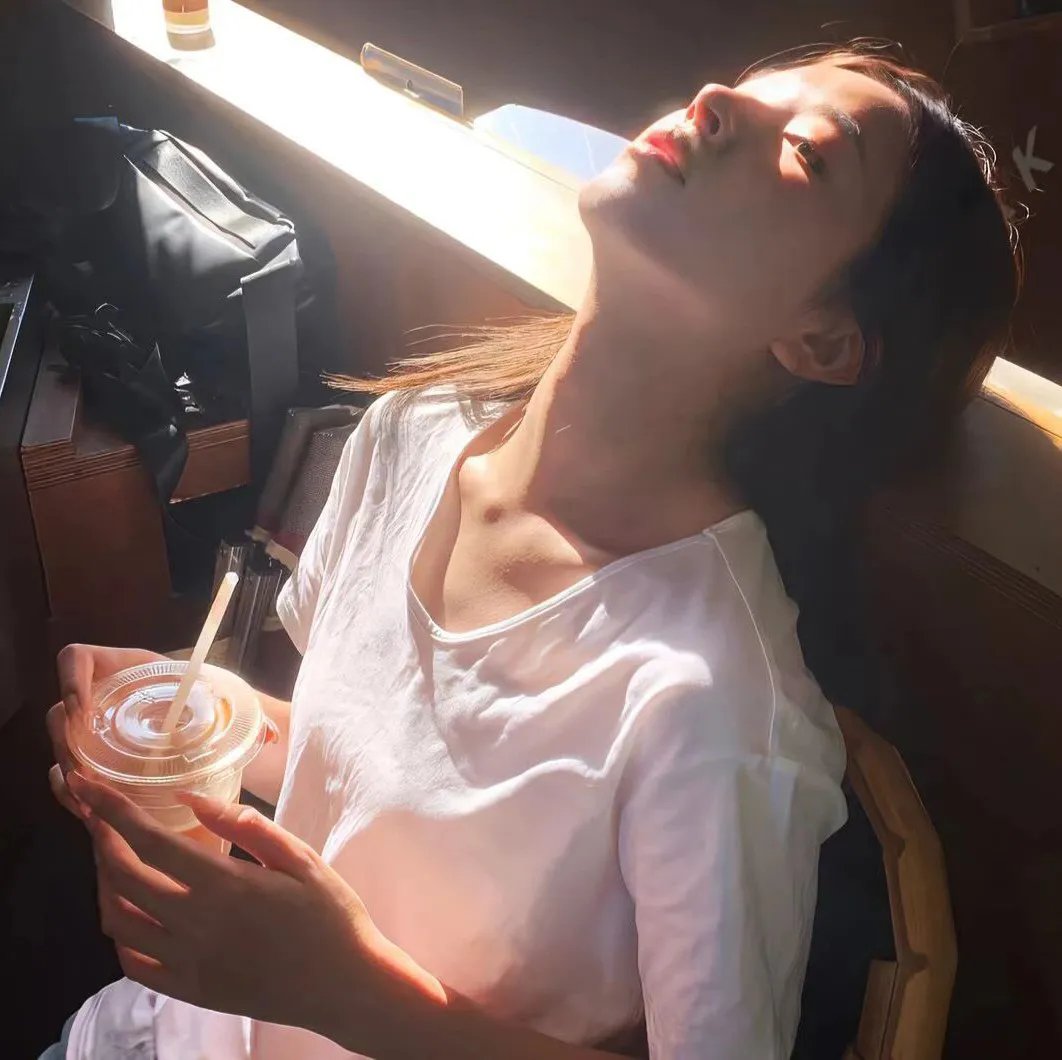 不是挥手而是溺水